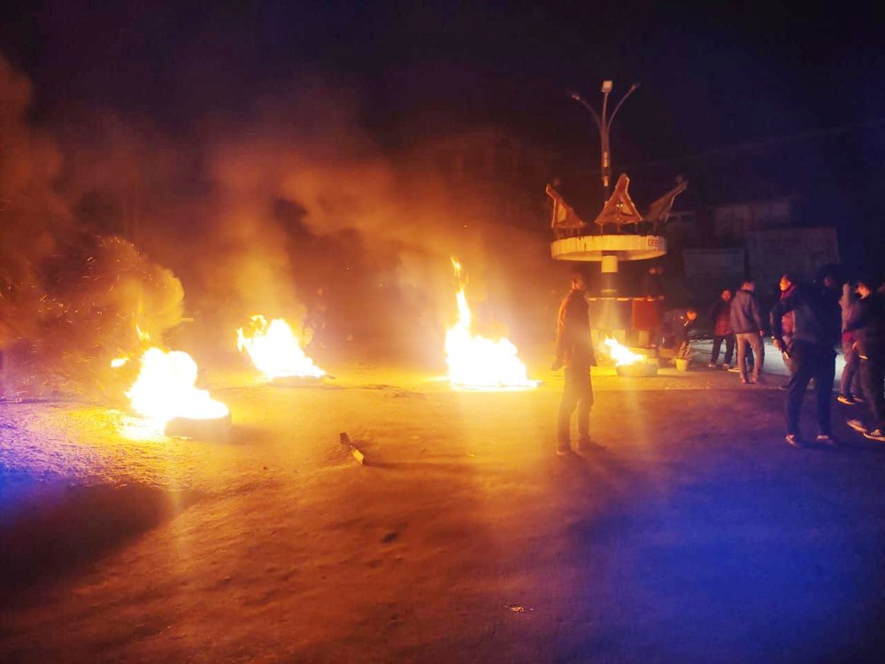 Intensifying its protest, the Chang Wedoshi Setshang burnt tires at Clock Tower at Tuensang town on March 5 evening to show its resentment over the failure of the Higher Education department in fulfilling their demands. (Morung Photo)